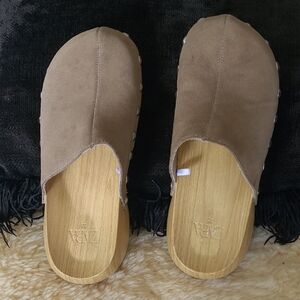 Zara Studded Clogs  Almost New Size35 European Size US Size 4.5 Taupe Suede